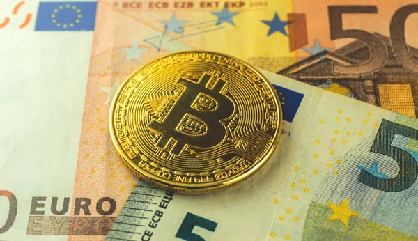 Arka planda Bitcoin ve euro para banknotları, altın kripto para değişimi ve ticari konsept fotoğraf, finans yatırım ve para konsepti 