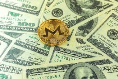 Arka planda Monero madeni para ve dolar banknotları, kripto döviz ve ticaret konsepti, iş, yeni sirküler para 
