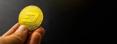 Yakın plan Dash madeni para, afiş, kripto para ve finans konsepti, kopyalama alanı 