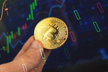 Elde ve tabloda altın bitcoin tablosu grafiği, kripto para birimi ve madencilik engelleme konsepti fotografı