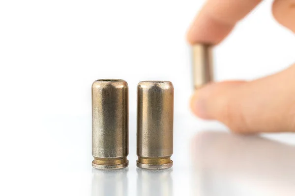 9Mm Lik Mermiler Beyaz Arka Planda Izole Edilmiş Eli Mermi — Stok fotoğraf