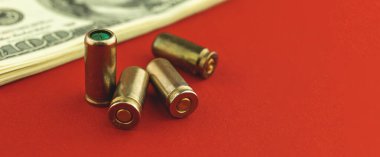 Silah, suç ve yolsuzluk için para ve mermi dolu masa fotokopi alanı olan fotoğraf pankartı