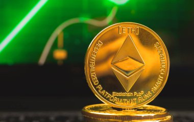 Yeşil borsa grafiğinin arkaplanındaki ethereum madeni para, yakın plan görüntü fotoğrafı