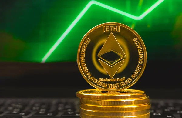 Ethereum döviz ve ticaret konsepti, büyük büyüme, arkaplan fotoğrafında yeşil borsa grafiği