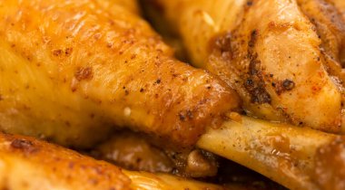 Kızarmış kavrulmuş, chiken yakın plan arka plan, altın rengi ızgara üstüne tavuk bacağı.