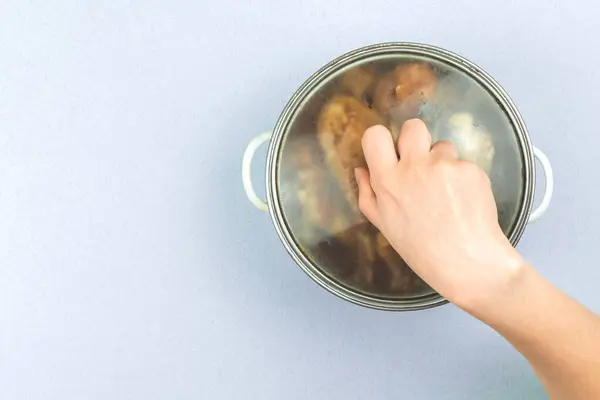 Una Mujer Cocinó Una Cacerola Pollo Frito Asado Para Cena —  Fotos de Stock