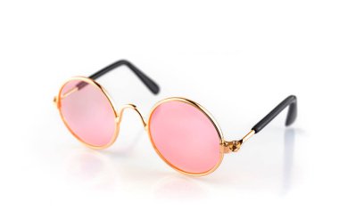 Beyaz arkaplanda izole edilmiş pembe yuvarlak gözlükler.