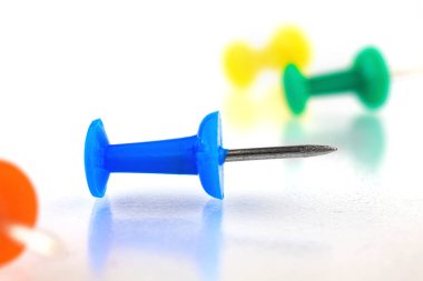 Kırtasiye itme iğneleri beyaz arkaplanda izole edildi