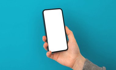 Mobil uygulama ekran modeli, kişi pastel arkaplan üzerinde akıllı telefon kullanır, uzay fotoğrafını kopyala