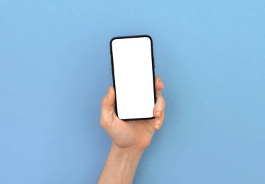 Parlak pastel ve renkli arkaplanda modern cep telefonu modelini tutan adam el bilgisayarı fotokopisi.