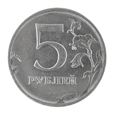 Beyaz arka planda beş ruble Rus parası izole edilmiş.