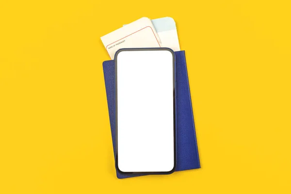 パスポートとスマートフォンのモックアップ付きの搭乗券コピースペース付き空白の白い画面 黄色のオフィスデスクの背景 旅行のコンセプトの準備 — ストック写真