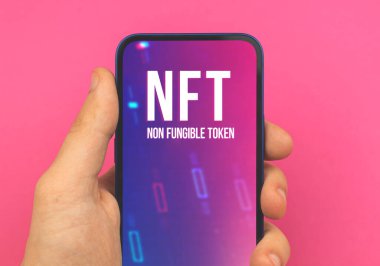 Kripto para birimi ve engelleme zinciri, ekranda NFT logosu, cep telefonu, iş ve finansal konsept, pembe arka plan 
