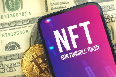 Bitcoin, kripto para birimi ve modern cep telefonu ekranında logosu olan kriptolu arkaplan paralı nft ödenmez jeton kavramı, iş dünyası 