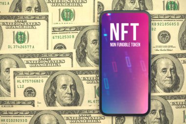 Modern cep telefonu ekranında NFT fonsuz şifreli logo, mor sanat eseri, arka planda para doları, konsept kripto sanatı ve engelleyici veriler, üst görünüm 