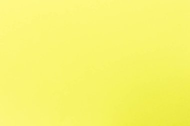 Parlak sarı kağıt dokusu arka plan, renkli karton iplikler ve kumlu doku, boş alan 