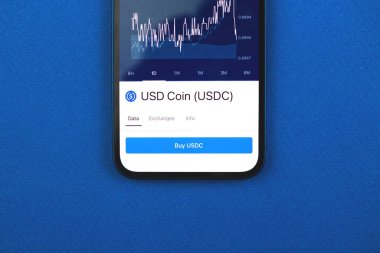 USD Coin USDC şifreli para birimi, düğmeli cep telefonu uygulaması, çevrimiçi ticaret konsepti, akıllı telefon yatırım ve takas, işletme masası üst görünümü satın al 