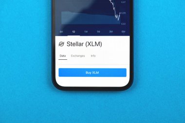 Stellar XLM şifreli para birimi, düğmeli cep telefonu uygulaması, çevrimiçi ticaret konsepti, akıllı telefon yatırım ve takas, işletme masası üst görünümü satın al 