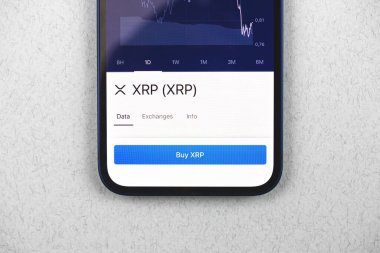 XRP şifreli para birimi, düğmeli mobil uygulama, akıllı telefon, bankacılık uygulaması, iş yerinin üst görünüm fotoğrafı kullanarak çevrimiçi ticaret ve takas kavramı satın al