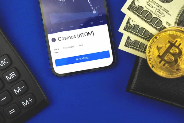 Торгівля Cosmos Atom Криптовалюта Вашим Мобільним Телефоном Онлайн Банкінг Бізнес — стокове фото