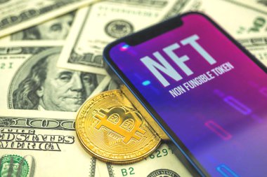 Bitcoin ve Amerikan dolarları içeren NFT jetonları yakın plan 