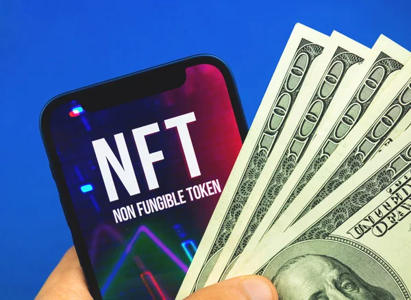 Чоловік Тримає Гроші Мобільний Телефон Логотипом Nft Концепція Нового Майбутнього — стокове фото
