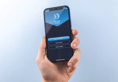 Kharkov, Ukrayna - 27 Mayıs 2021: Dmarket uygulamalı cep telefonu ekranda