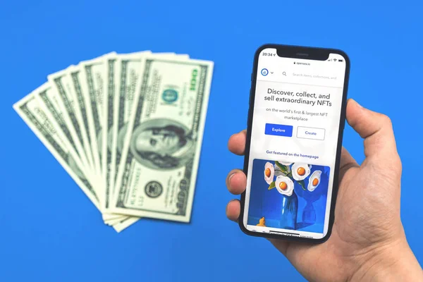 ハリコフ ウクライナ 5月27 2021 男はNft市場Openea Ioのウェブサイトと携帯電話を保持し お金の概念を作るためにそれを使用します — ストック写真