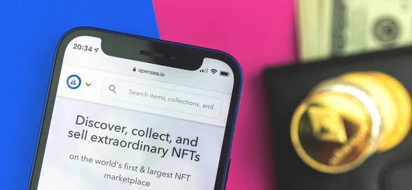 Kharkov, Ukrayna - 27 Mayıs 2021: Açık deniz çevrimiçi web sitesi ve NFT kripto sanat pazarı, arka planda cep telefonu ve ethreum madeni para bulunan afiş fotoğrafı