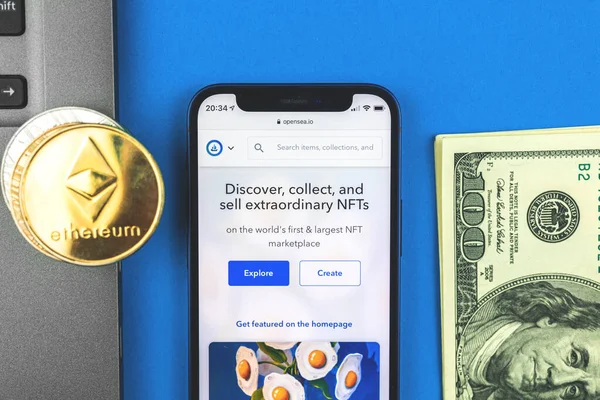 Kharkov, Ukrayna - 27 Mayıs 2021: NFT markeplace Opensea İnternet sitesi ile dijital sanatın geleceği, cep telefonu ve ethereum para ve dolar banknotları, üst görünüm 