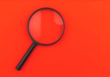 Kırmızı zemin üzerindeki büyüteç izole edilmiş, üst görünüm 