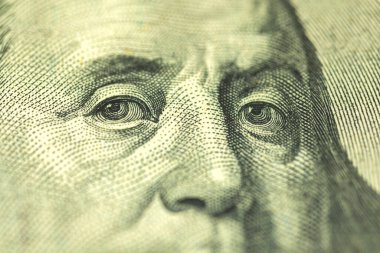 Benjamin Franklin 'in yüzü 100 dolarlık banknotta yakın plan çekimde.