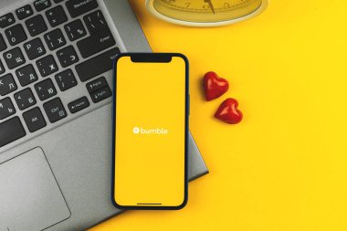 Kharkov, Ukrayna - 28 Mayıs 2021: Ekranda Bumble logosu, online randevu ve sohbet uygulaması, tanışma ve iletişim uygulaması
