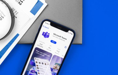 Kharkov, Ukrayna - 28 Mayıs 2021: Apple iPhone ekranında Microsoft Ekip uygulaması, iş uygulamaları 