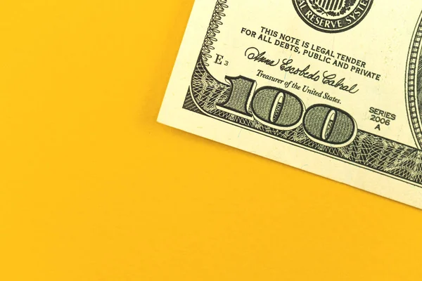 ビジネス預金の概念 お金とオフィステーブル 黄色の背景に100ドル札のクローズアップ トップビュー — ストック写真