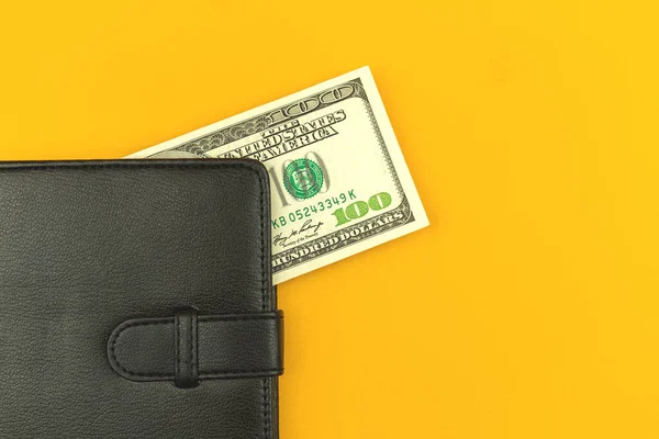 お金の概念で利益と利点 オフィスのデスクトップ上の100請求書付きブラックレザー財布 コピースペース — ストック写真