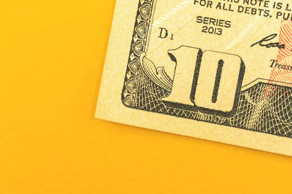 Depósito Pequena Quantidade Dinheiro Nota Dez Dólares Close Fundo Amarelo — Fotografia de Stock