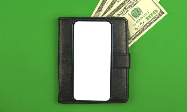 携帯電話のモックアップ画面緑のオフィステーブルに黒い革とお金を背景に ビジネスや金融アプリケーションの概念とテンプレート — ストック写真