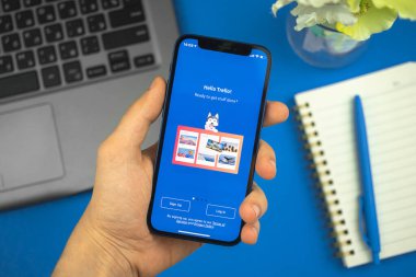 Kharkov, Ukrayna - 28 Mayıs 2021: Apple iPhone 12 mini ekranında adam Trello uygulaması kullanıyor