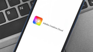 Kharkov, Ukrayna - 28 Mayıs 2021: Adobe Yaratıcı Bulut uygulaması lauch başlık ekranı kapat, mobil Adobe hizmet uygulaması