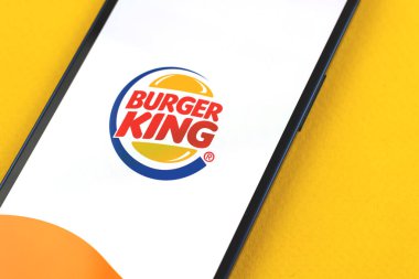 Kharkov, Ukrayna - 28 Mayıs 2021: Apple iPhone 12 ekranında Burger King uygulaması