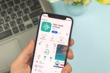 Kharkov, Ukrayna - 28 Mayıs 2021: Ekranda Fixbit Health and Fitness uygulaması olan bir adam cep telefonu bekletin, yakın plan