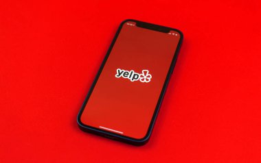 Kharkov, Ukrayna - 28 Mayıs 2021: Akıllı telefon ekranında Yelp logosu, Amerikan gelişmeleri, sunucular ve pazarlar yelp.com web sitesi ve cep telefonu uygulaması