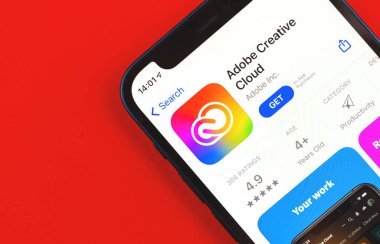 Kharkov, Ukrayna - 28 Mayıs 2021: Adobe Yaratıcı Bulut uygulama uygulaması Apple iPhone 12 ekranında kırmızı arkaplan ile yakın plan