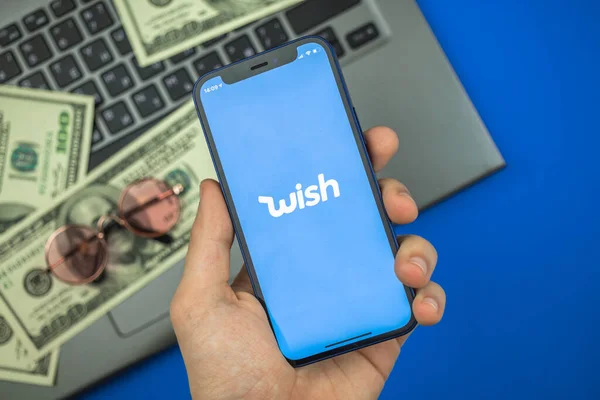 Jarkov Ucrania Mayo 2021 Aplicación Man Use Wish Logotipo Pantalla — Foto de Stock