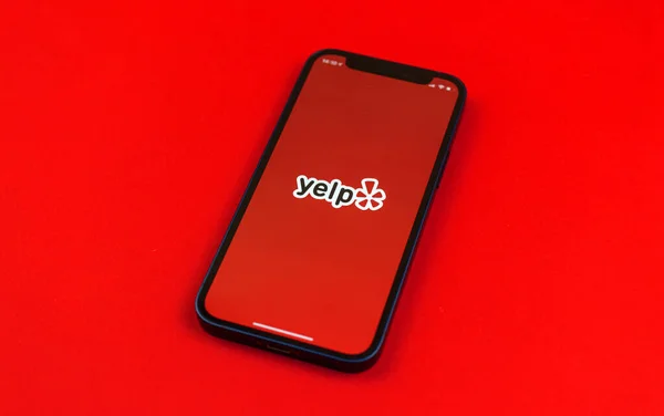 Kharkov Ucrânia Maio 2021 Logotipo Yelp Tela Smartphone América Desenvolve — Fotografia de Stock