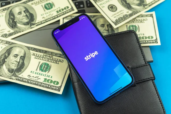 Kharkov, Ukrayna - 28 Mayıs 2021: Stripe uygulaması İrlanda-Amerika finans hizmetleri ve yazılım uygulaması, cep telefonu ekranında logo