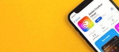 Kharkov, Ukrayna - 28 Mayıs 2021: Mobil Adobe Yaratıcı Bulut simgesi kapat, kopyalama alanı ile pankart