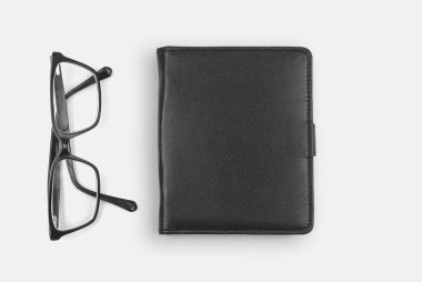 Deri not defteri ve gözlüklü ofis masaüstü, iş alanı konsepti, kopyalama alanı