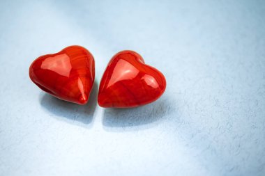 Cam masadaki kırmızı kalpler, aşk kavramı. 